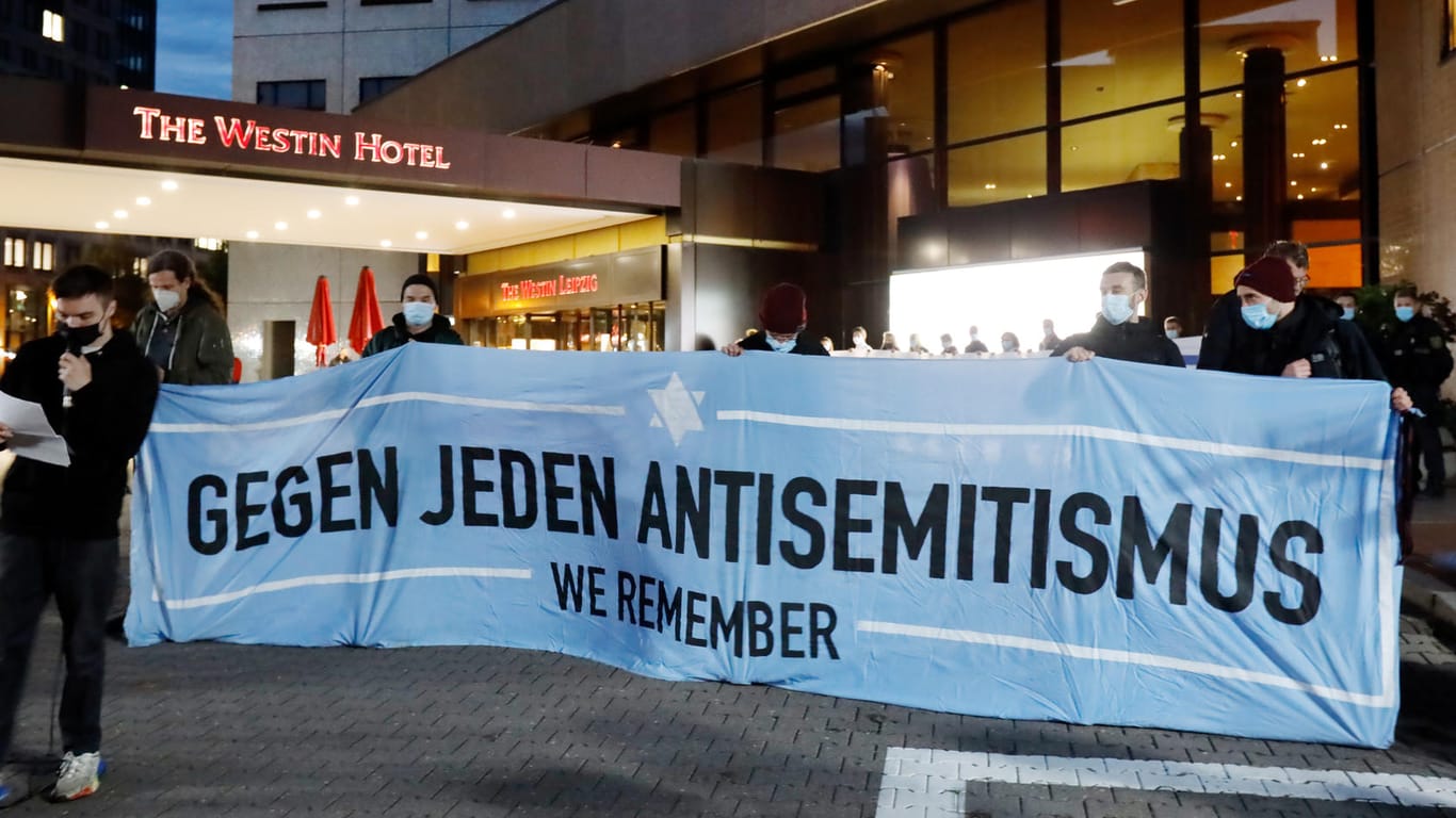 Teilnehmer einer Demonstration des Bündnis "Leipzig nimmt Platz" stehen vor dem Westin Hotel in Leipzig: Dort soll es zu einem antisemitischen Vorfall gekommen sein.