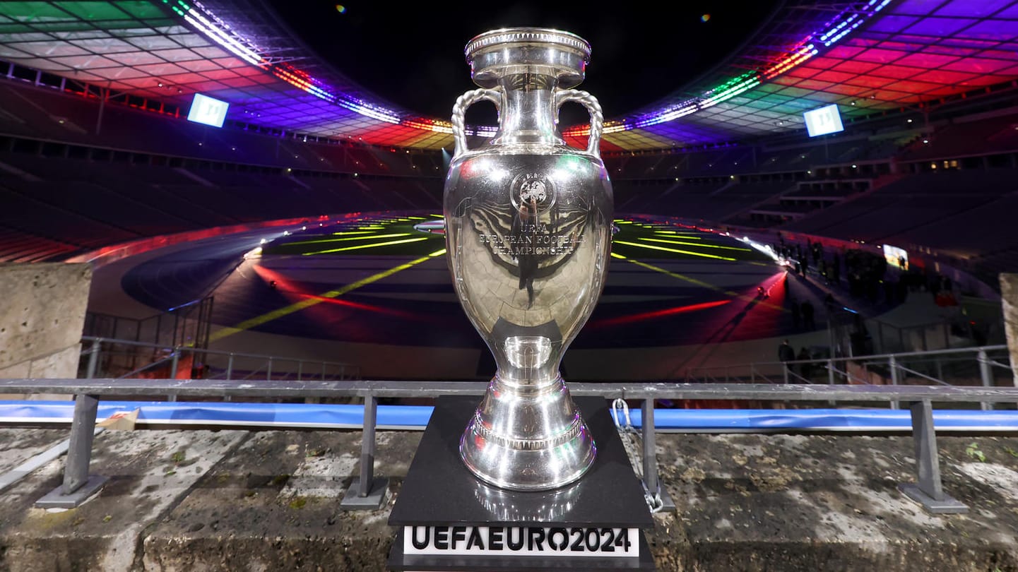 Der EM-Pokal im Berliner Olympiastadion: Hier wird das Endspiel 2024 ausgetragen. Der EM-Pokal im Berliner Olympiastadion: Hier wird das Endspiel 2024 ausgetragen.
