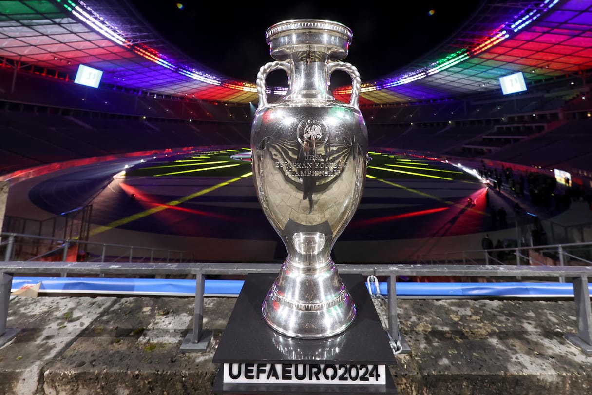 Der EM-Pokal im Berliner Olympiastadion: Hier wird das Endspiel 2024 ausgetragen.