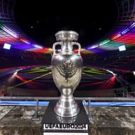 Der EM-Pokal im Berliner Olympiastadion: Hier wird das Endspiel 2024 ausgetragen.