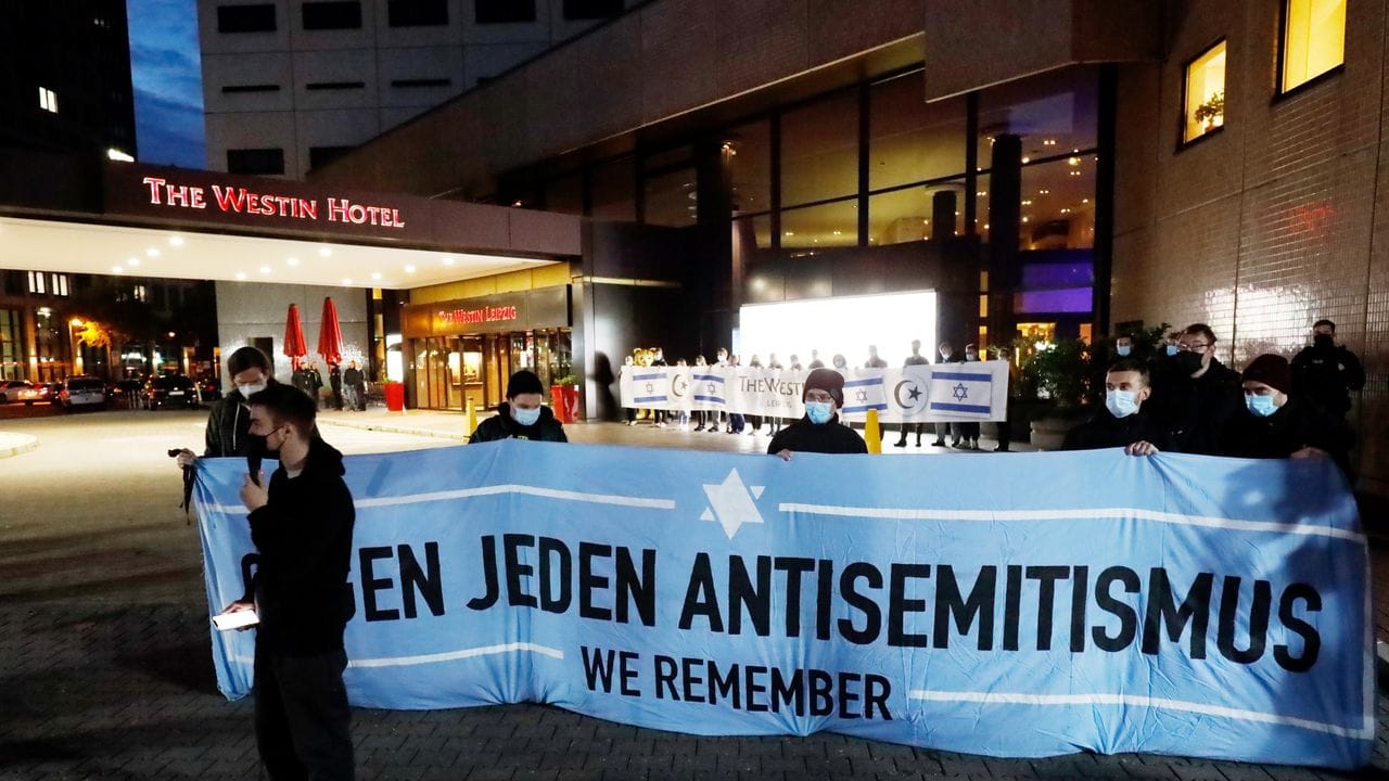 Nach Antisemitismus-Vorwürfen haben sich am Abend Hunderte Menschen vor dem "Westin Hotel" Leipzig versammelt, um Solidarität mit dem Musiker Gil Ofarim und Jüdinnen und Juden in Deutschland zu zeigen.