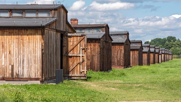 Baracken im Konzentrationslager Auschwitz II-Birkenau (Symbolbild): Auf neun Holzbaracken des früheren NS-Vernichtungslagers wurden gesprayte Aufschriften entdeckt.