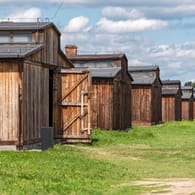 Baracken im Konzentrationslager Auschwitz II-Birkenau (Symbolbild): Auf neun Holzbaracken des früheren NS-Vernichtungslagers wurden gesprayte Aufschriften entdeckt.