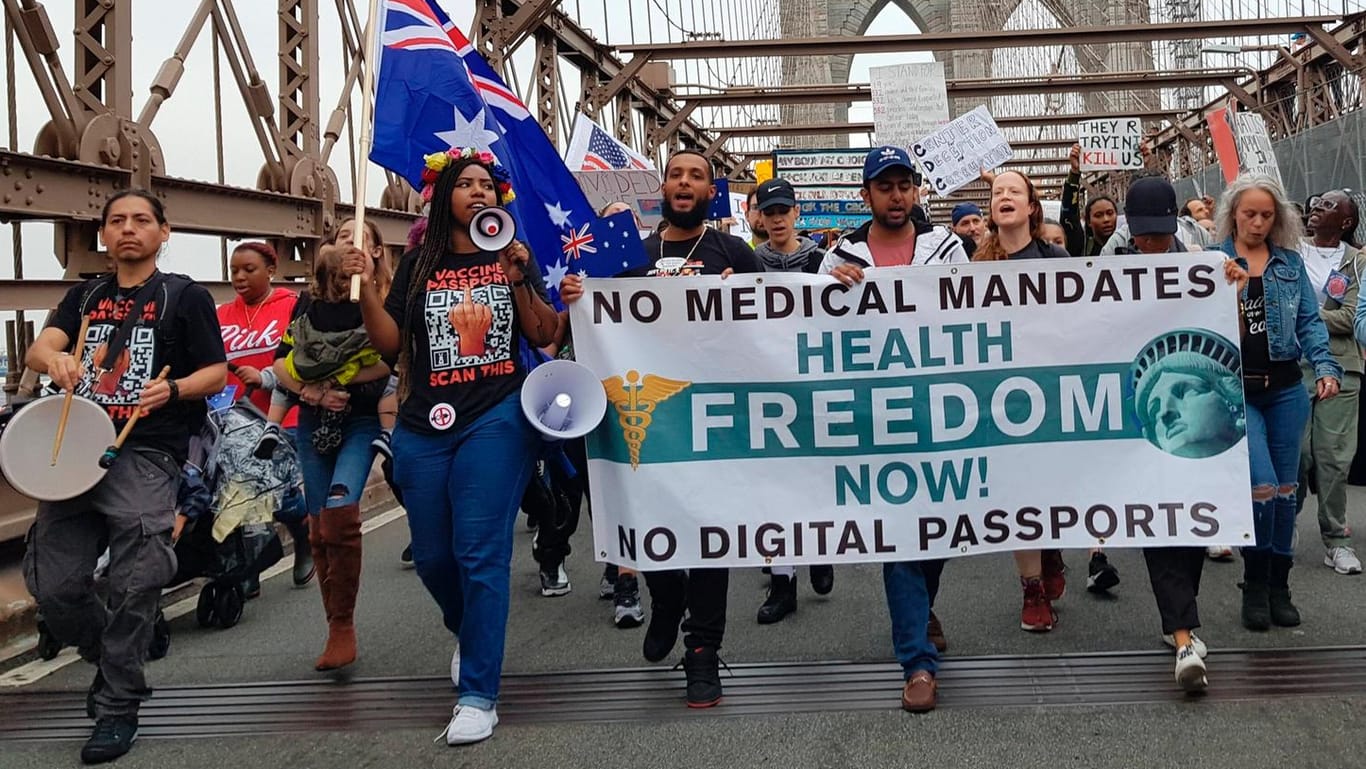 Protest auf der Brooklyn Bridge: Aktivisten in New York protestieren gegen Bidens Impfpflicht.