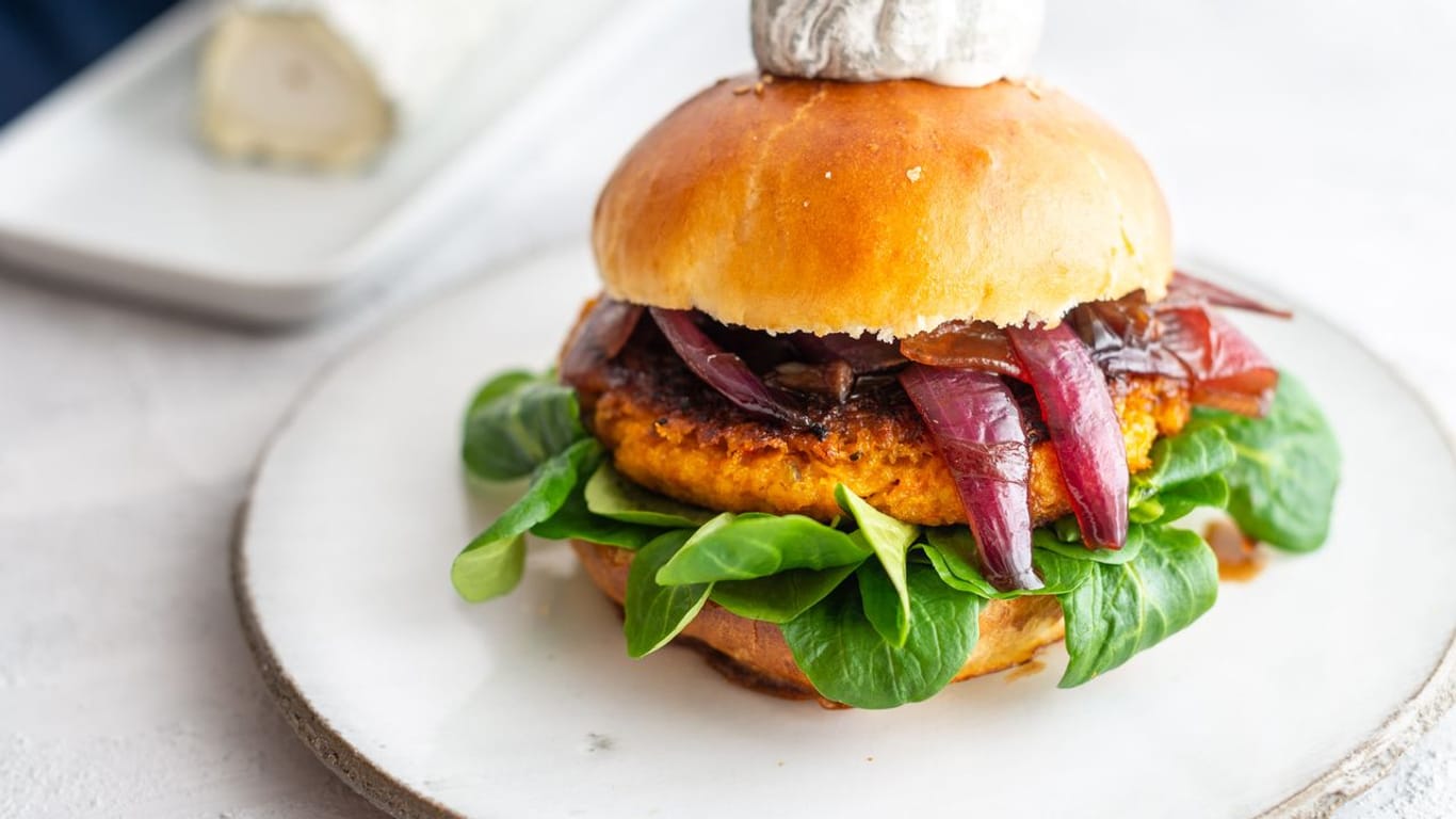 Mit Ei, Haferflocken, Zwiebel, Knoblauch und Gewürzen lässt sich Kürbis zu einem vegetarischen Burger-Patty verarbeiten.