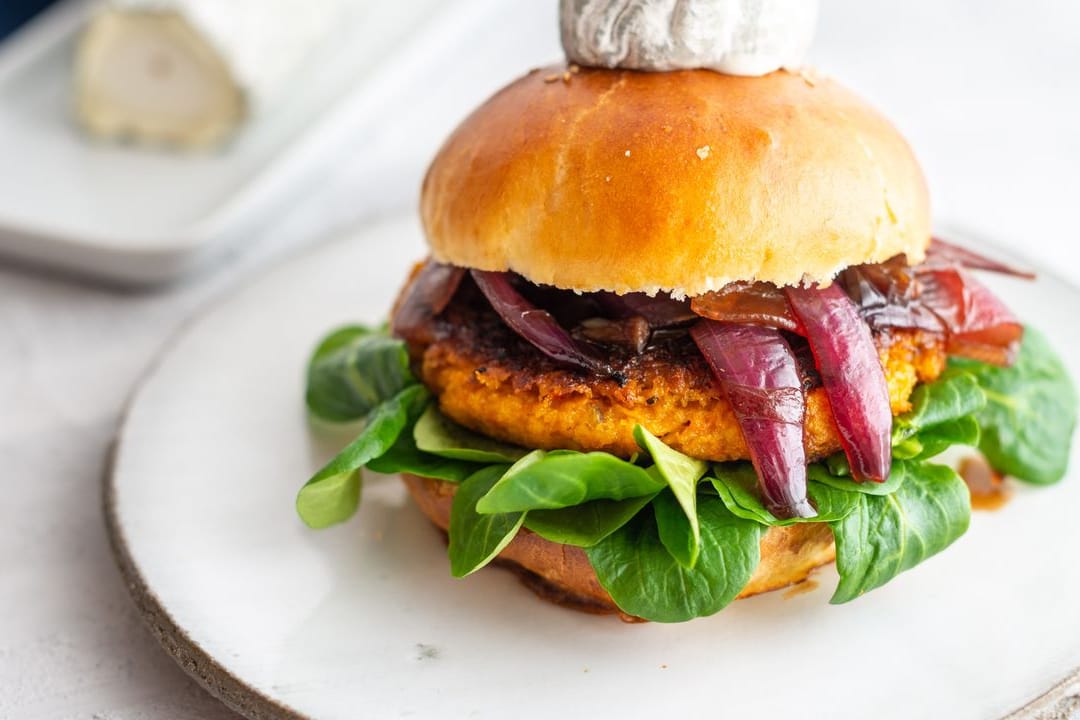 Mit Ei, Haferflocken, Zwiebel, Knoblauch und Gewürzen lässt sich Kürbis zu einem vegetarischen Burger-Patty verarbeiten.