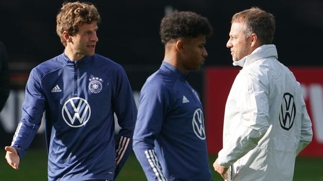 Thomas Müller (l) könnte als Zehner starten.