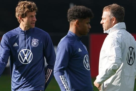 Thomas Müller (l) könnte als Zehner starten.