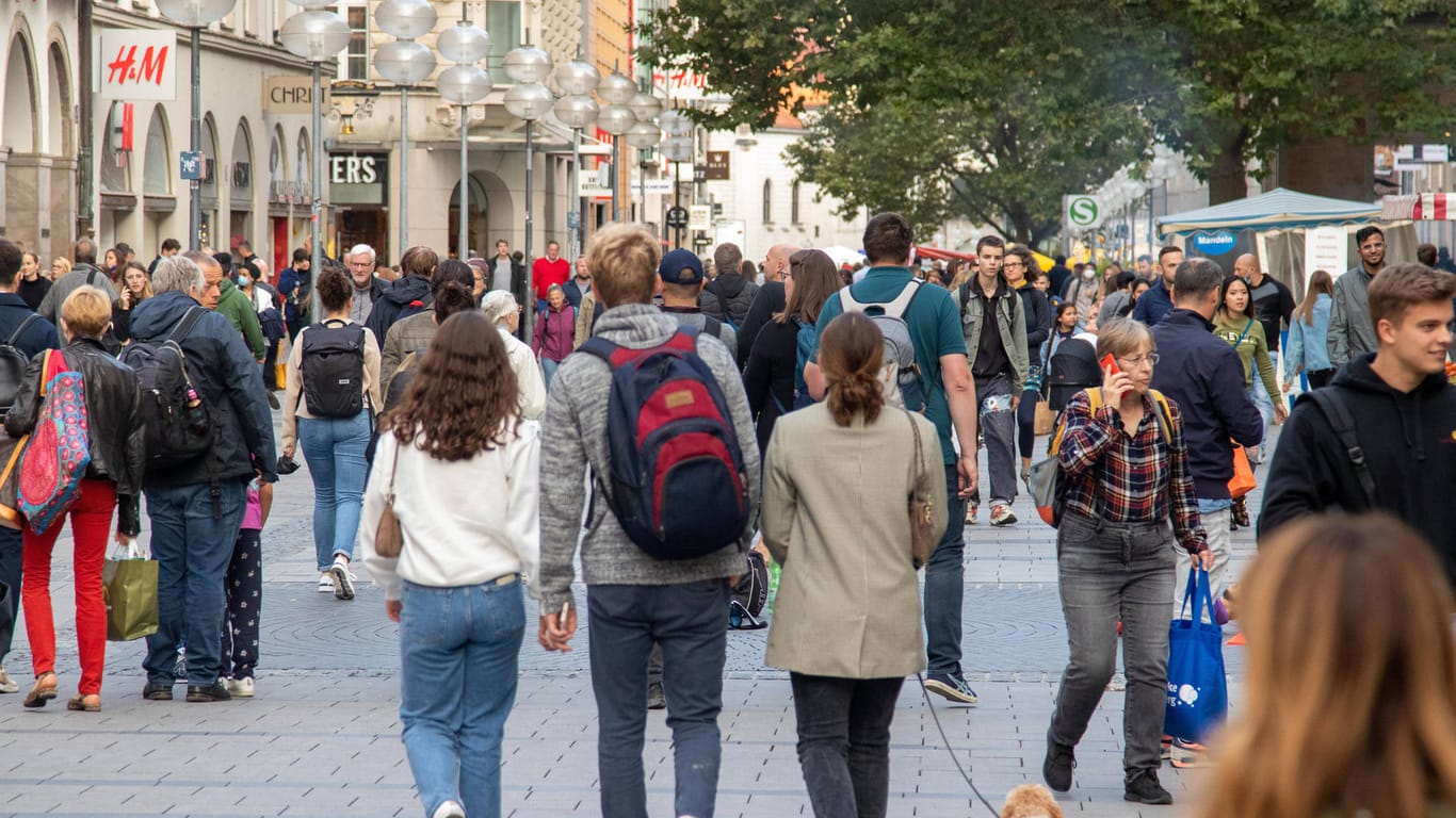 Menschen in München: Die deutschlandweite Inzidenz sinkt leicht.