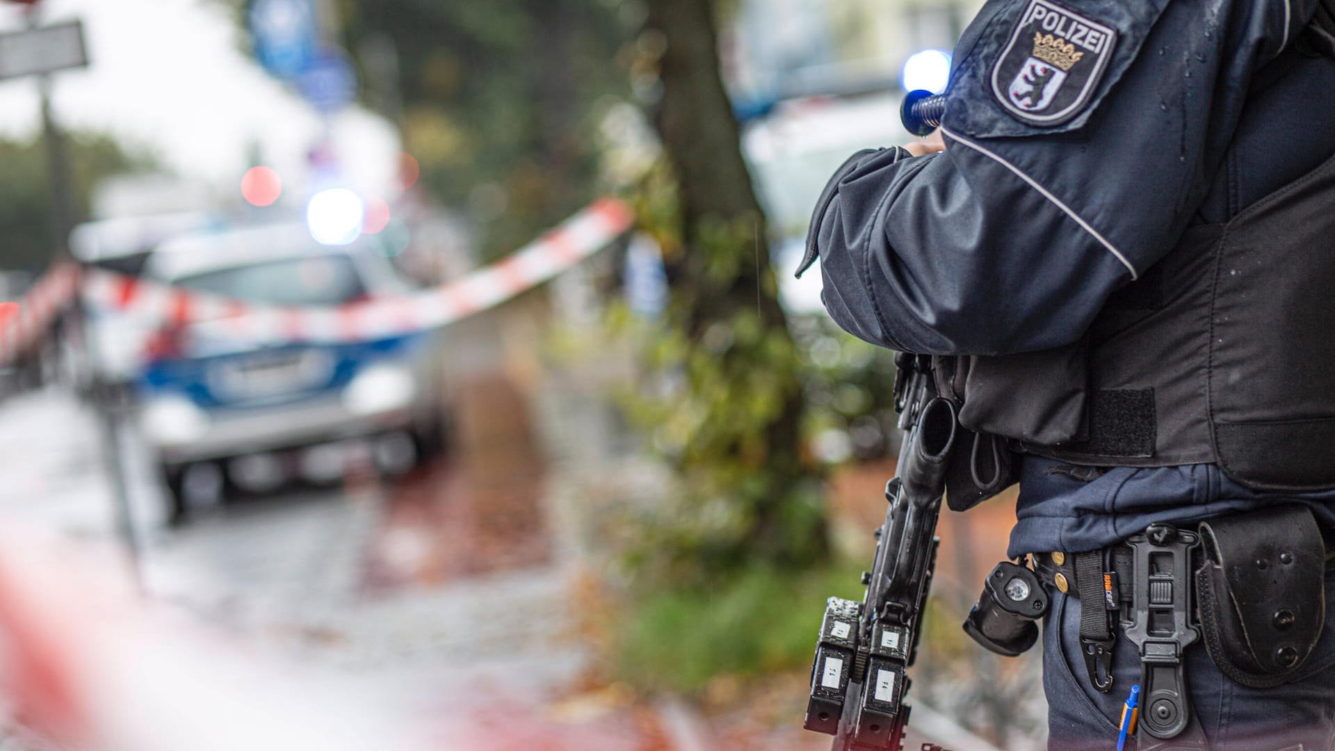 Ein Polizeieinsatz in Berlin-Tempelhof (Symbolbild): Hier ist ein Mann angeschossen worden. Ein Polizeieinsatz in Berlin-Tempelhof (Symbolbild): Hier ist ein Mann angeschossen worden.