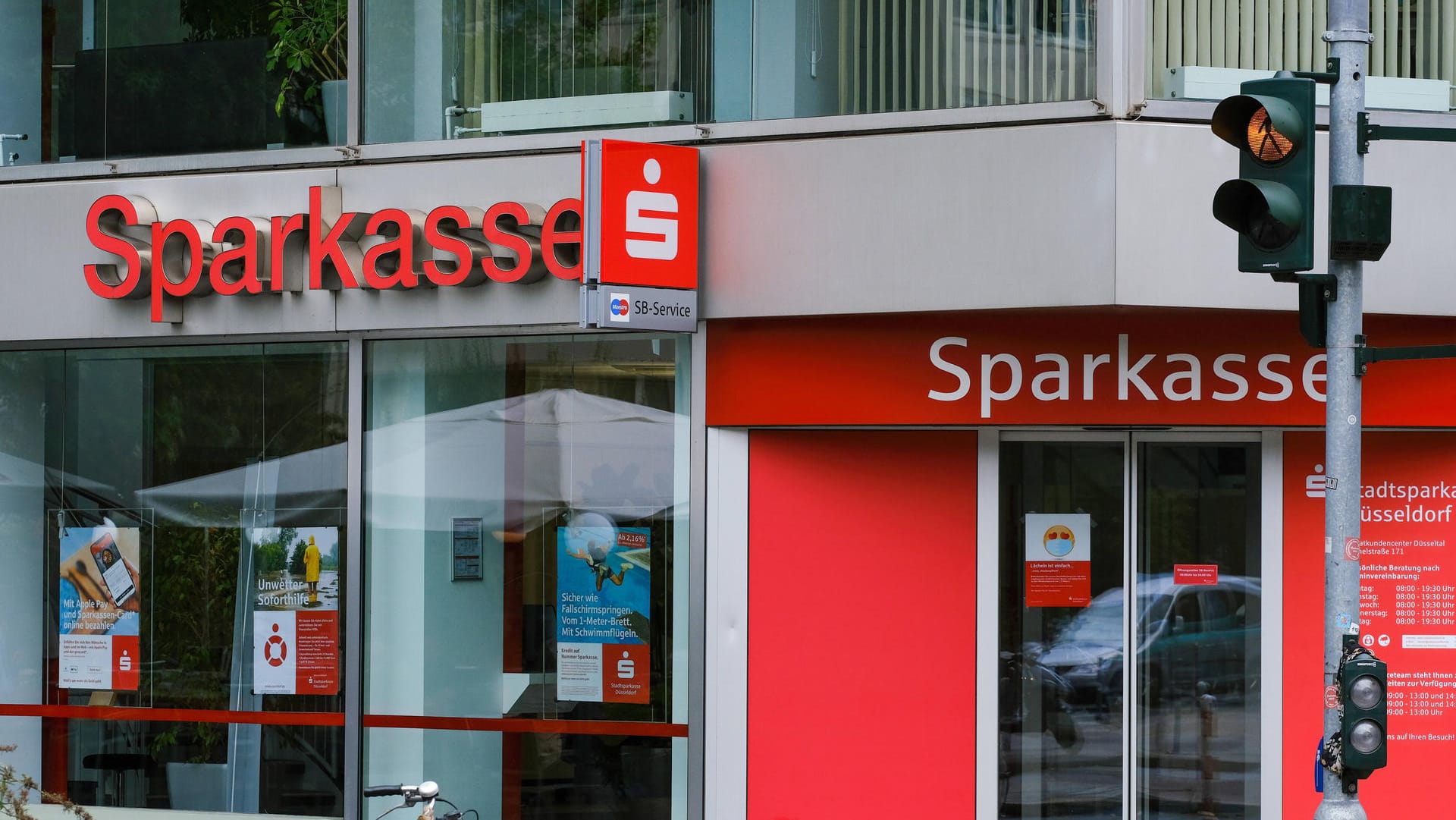 Rot für Sparer (Symbolbild): Die Sparkasse wehrt sich gegen die Zinsforderungen vieler Altkunden. Früher waren die Prämiensparer ein großes Geschäftsfeld für die Sparkasse.