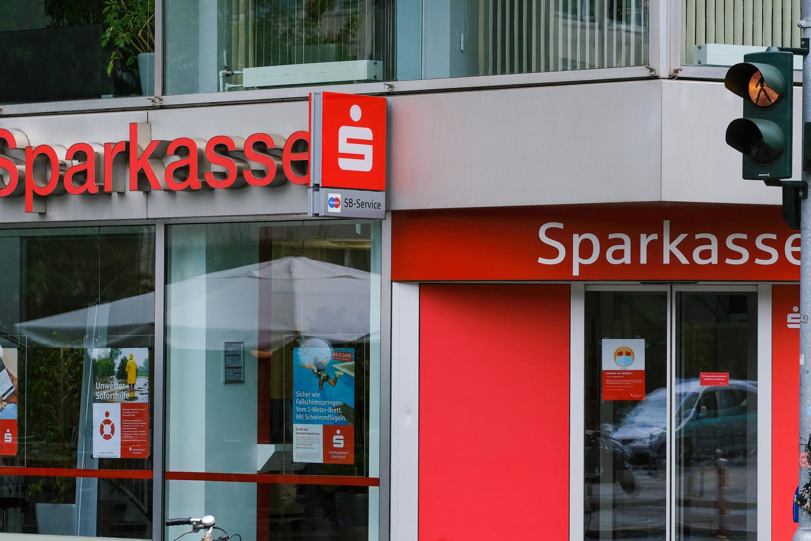 Rot für Sparer (Symbolbild): Die Sparkasse wehrt sich gegen die Zinsforderungen vieler Altkunden. Früher waren die Prämiensparer ein großes Geschäftsfeld für die Sparkasse.