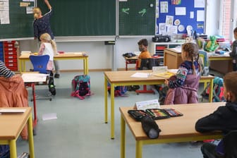 Unterricht während der Corona-Pandemie in einem Hannoveraner Klassenzimmer (Symbolbild): Seit Ende der Sommerferien sorgen Eltern hier für Unmut.