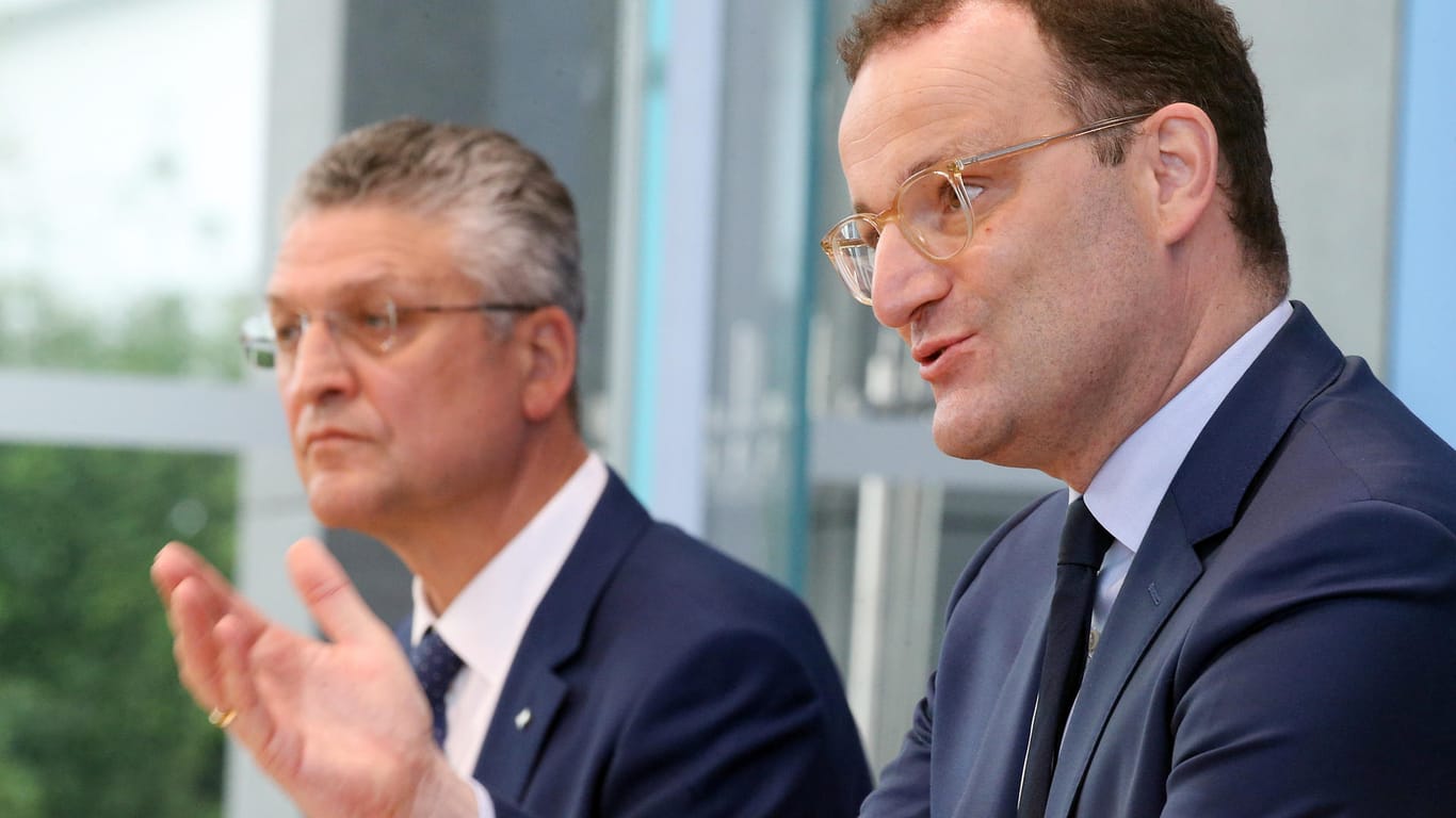 GesundheitsministerJens Spahn (r., CDU) und RKI-Chef Lothar Wieler: An der Pressekonferenz am Mittwoch nimmt auch Stiko-Vorsitzender Thomas Mertens teil.