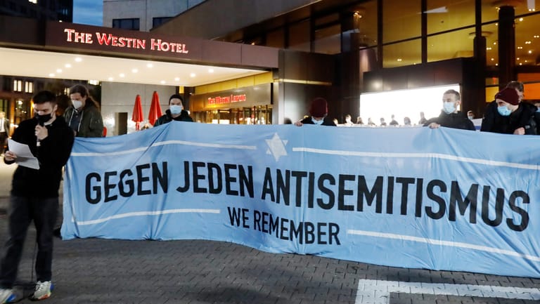 Demo vor dem Hotel "Westin Leipzig": Hunderte Menschen protestierten dort Dienstagabend gegen Antisemitismus.