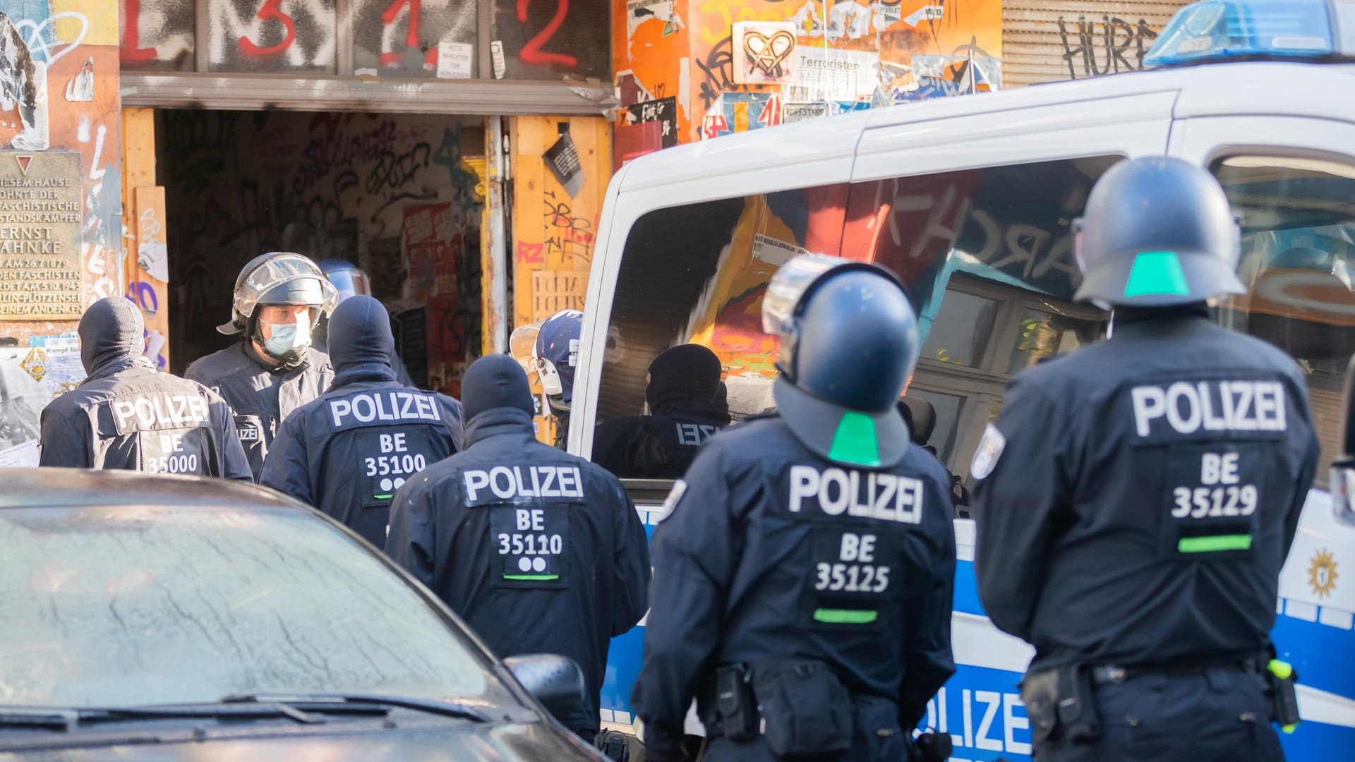 Polizisten stehen bei einem Polizeieinsatz in der Rigaer Straße 94: Der Gebäudekomplex gilt als Symbol der linksradikalen Szene.