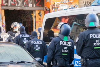 Polizisten stehen bei einem Polizeieinsatz in der Rigaer Straße 94: Der Gebäudekomplex gilt als Symbol der linksradikalen Szene.