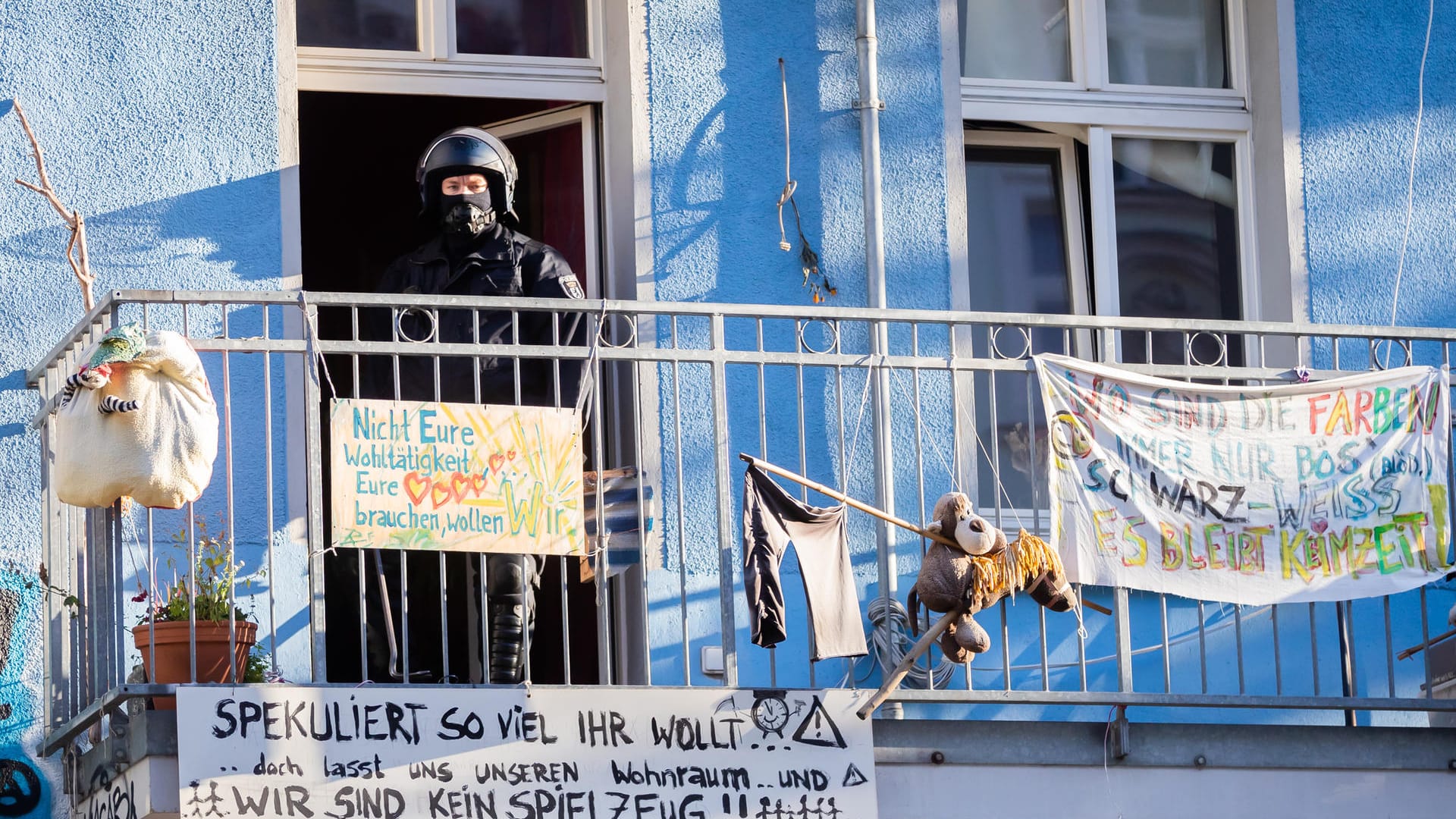 Ein Polizist steht auf einem Balkon in der "Rigaer 94": Immer wieder ist es dort zu gewaltsamen Zusammenstößen mit der Polizei gekommen.