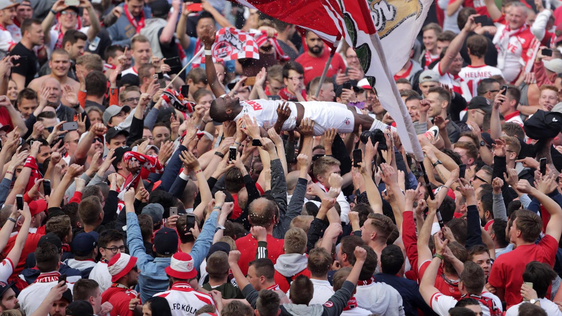 Fans tragen im Frühjahr 2017 Anthony Modeste auf Händen (Archivbild): Der Torjäger schoss damals den FC in die Europa League – wird sich die Geschichte in dieser Saison wiederholen?