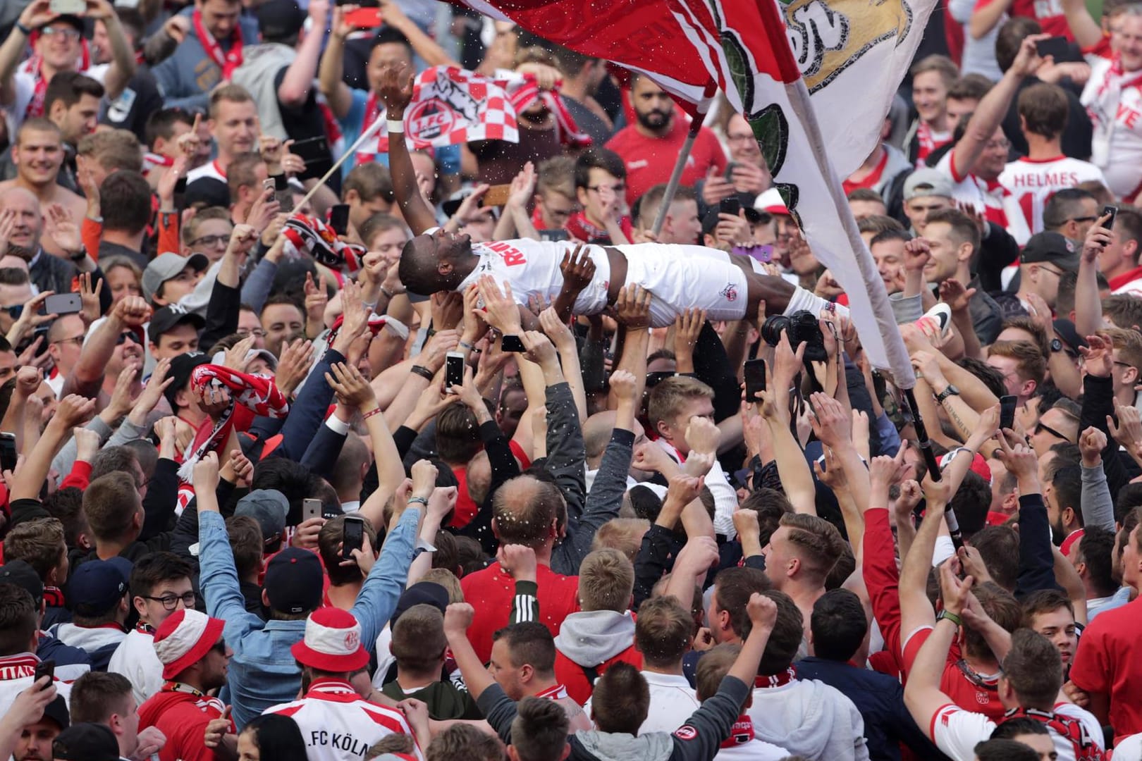 Fans tragen im Frühjahr 2017 Anthony Modeste auf Händen (Archivbild): Der Torjäger schoss damals den FC in die Europa League – wird sich die Geschichte in dieser Saison wiederholen?