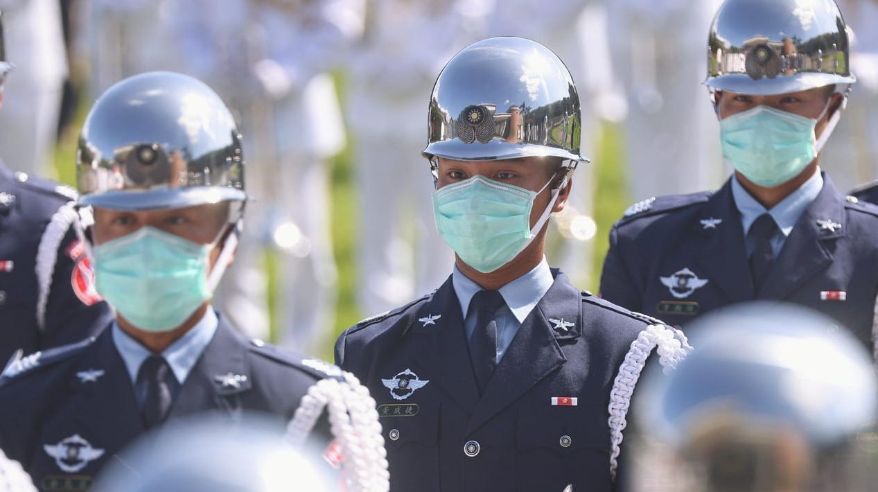 Taiwanesische Soldaten am Nationalfeiertag: Die Spannungen zwischen China und seiner ehemaligen Provinz nehmen zu. Taiwanesische Soldaten am Nationalfeiertag: Die Spannungen zwischen China und seiner ehemaligen Provinz nehmen zu.