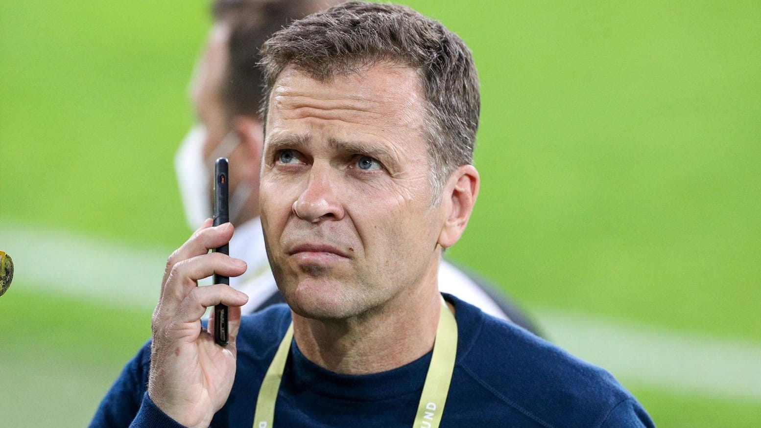 DFB-Direktor Oliver Bierhoff am Handy: Womöglich wird es in Zukunft für DFB-Mitarbeiter kein WhatsApp mehr geben. DFB-Direktor Oliver Bierhoff am Handy: Womöglich wird es in Zukunft für DFB-Mitarbeiter kein WhatsApp mehr geben.