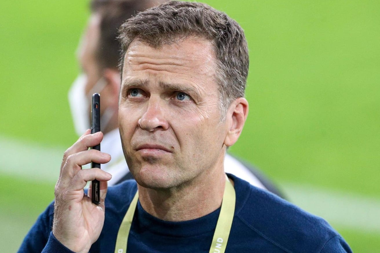 DFB-Direktor Oliver Bierhoff am Handy: Womöglich wird es in Zukunft für DFB-Mitarbeiter kein WhatsApp mehr geben.