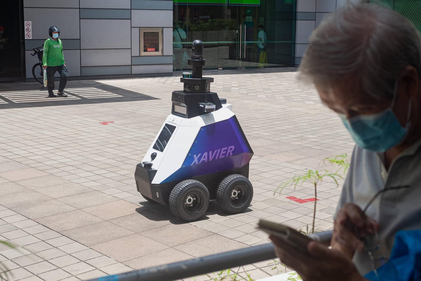 Singapur: Ein autonomer Roboter namens Xavier fährt Streife vor einem Einkaufszentrum in einer Wohngegend.