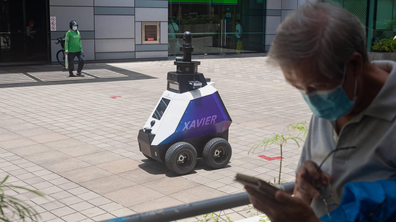 Singapur: Ein autonomer Roboter namens Xavier fährt Streife vor einem Einkaufszentrum in einer Wohngegend.