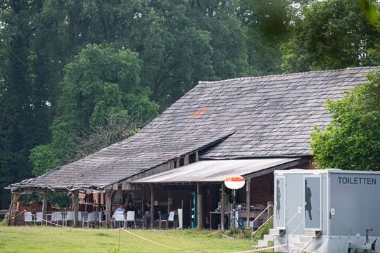 Rückansicht des Gebäudes, in dem der Fernsehsender RTL das "Sommerhaus der Stars" gedreht hat.