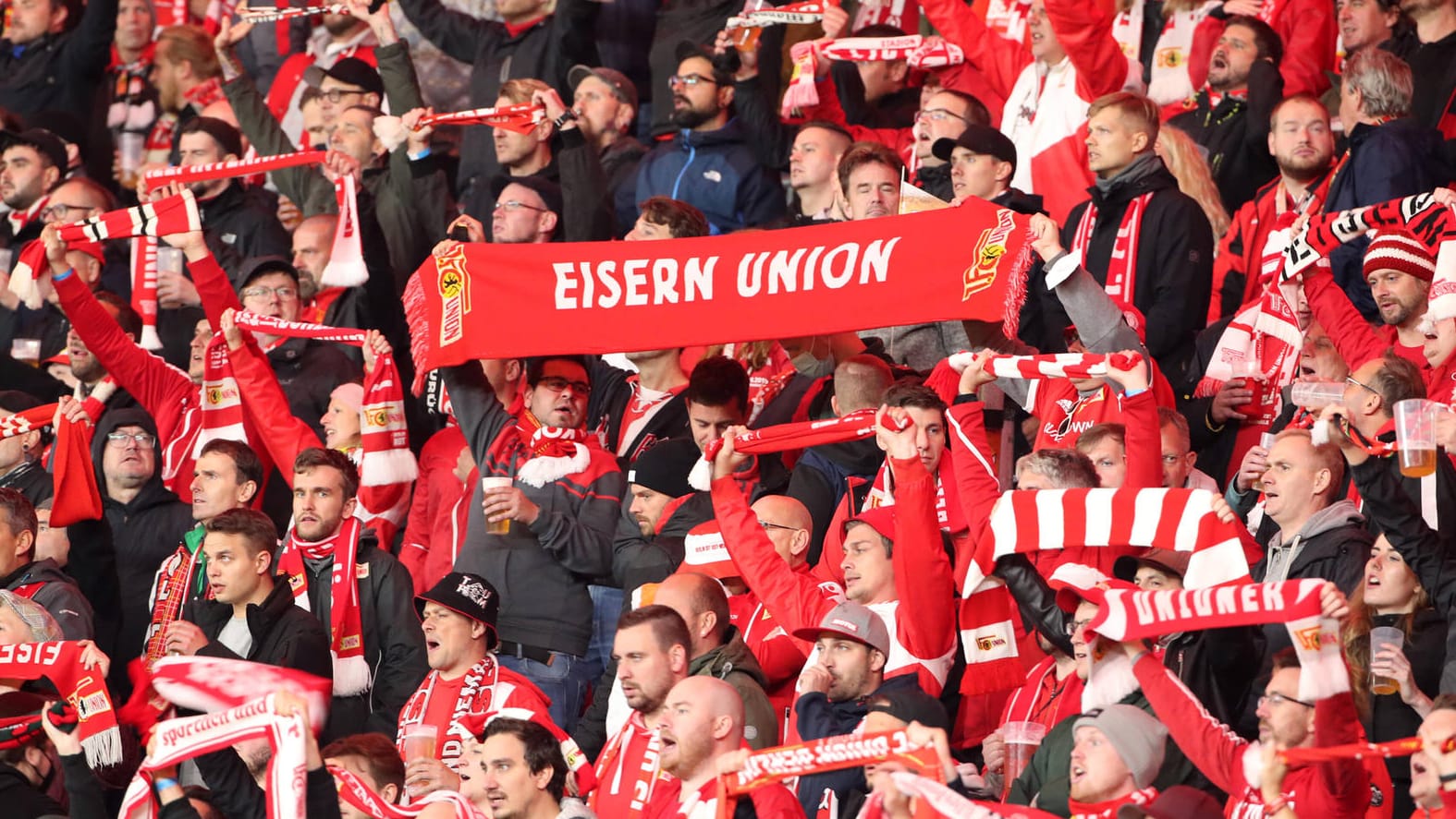 Union-Fans im Berliner Olympiastadion: Die Partie in der Conference League wurde von einem antisemitischen Vorfall überschattet. Union-Fans im Berliner Olympiastadion: Die Partie in der Conference League wurde von einem antisemitischen Vorfall überschattet.