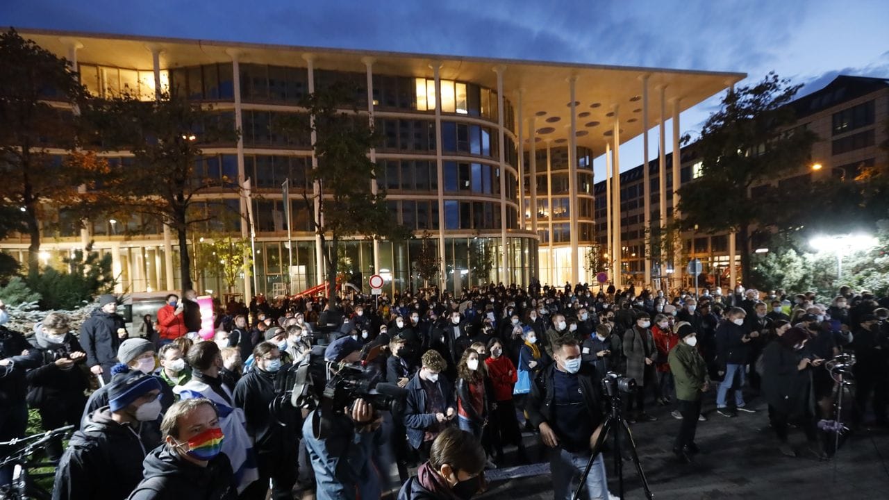 Nach Antisemitismus-Vorwürfen hatten sich Hunderte Menschen vor dem Hotel "The Westin Leipzig" versammelt, um Solidarität mit dem Musiker Gil Ofarim und Jüdinnen und Juden in Deutschland zu zeigen.
