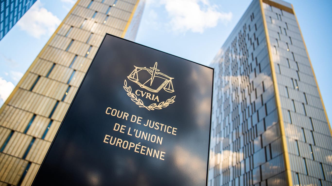 Ein Schild mit der Aufschrift "Cour de Justice de l'union Européene" steht vor den Bürotürmen des Europäischen Gerichtshofs im Europaviertel auf dem Kirchberg. (Symbolbild)