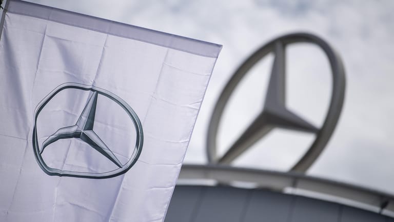 Eine Fahne des Autobauers Daimler (Symbolbild): Der Pkw-Absatz ist stark rückläufig.