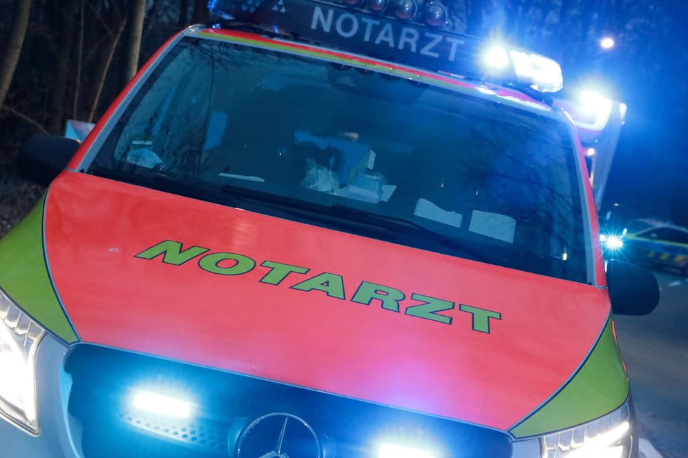 Notarztfahrzeug (Symbolbild): In Gronau ist ein Junge bei einem Unfall ums Leben gekommen.