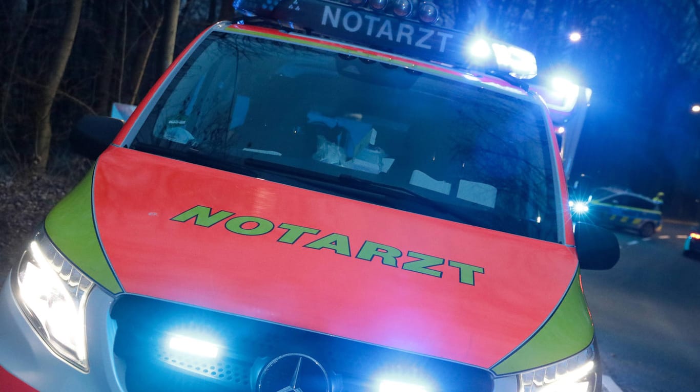 Notarztfahrzeug (Symbolbild): In Gronau ist ein Junge bei einem Unfall ums Leben gekommen.