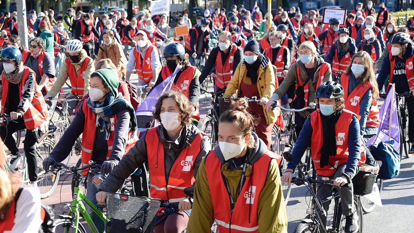 Streikende Lehrkräfte fahren mit einem Fahrradkorso durch Berlin: Sie demonstrierten für kleinere Klassen.