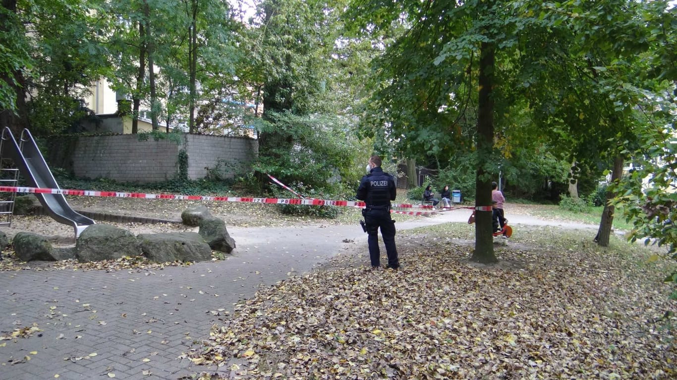 Der Tatort: Auf einem Spielplatz im Hinterhof mehrerer Mehrfamilienhäuser ist ein 18-Jähriger schwer verletzt worden.