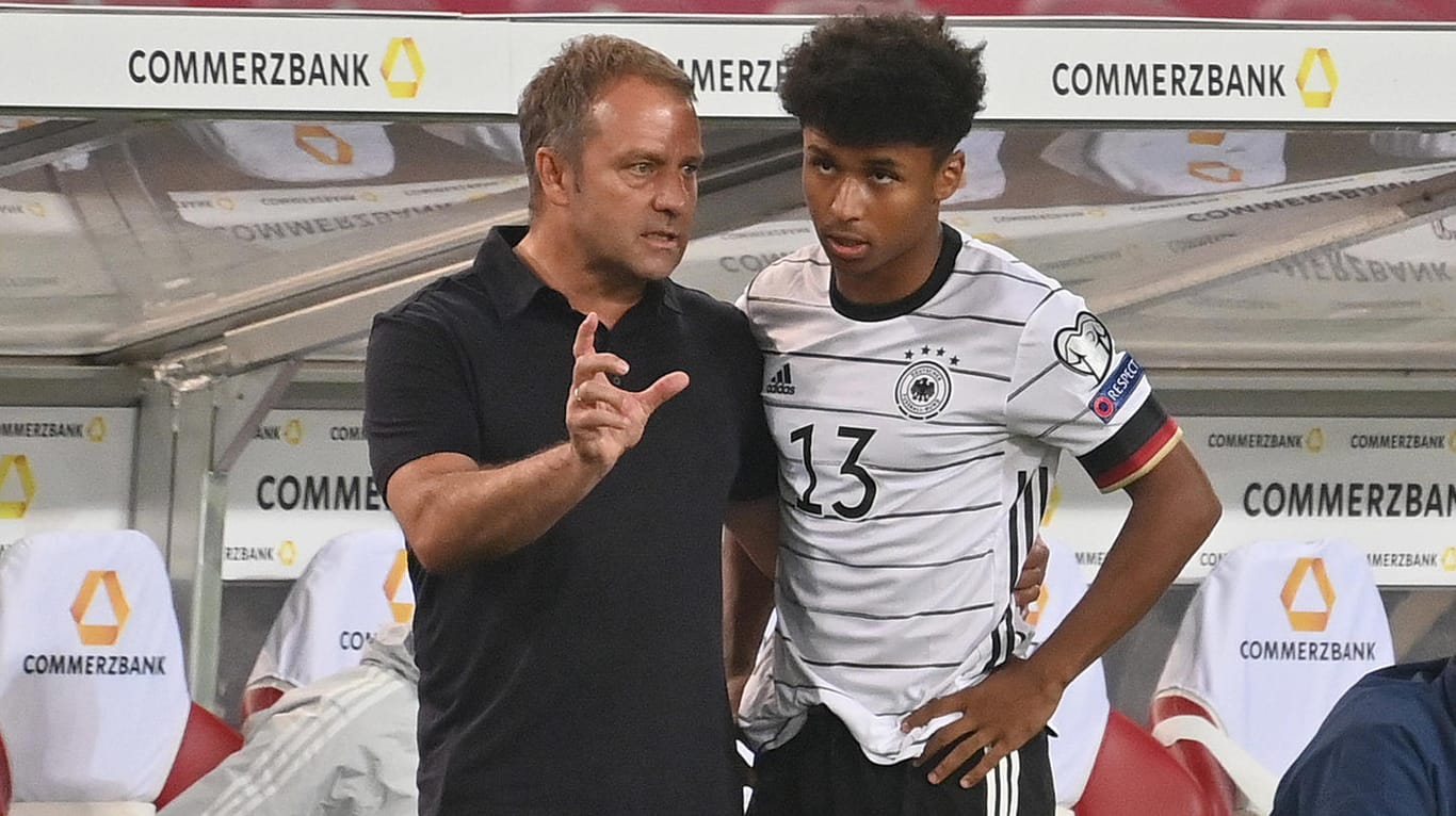 Hansi Flick (li.) mit Karim Adeyemi: Der Bundestrainer berief den Salzburger sowohl in seinen ersten als auch in seinen zweiten DFB-Kader.