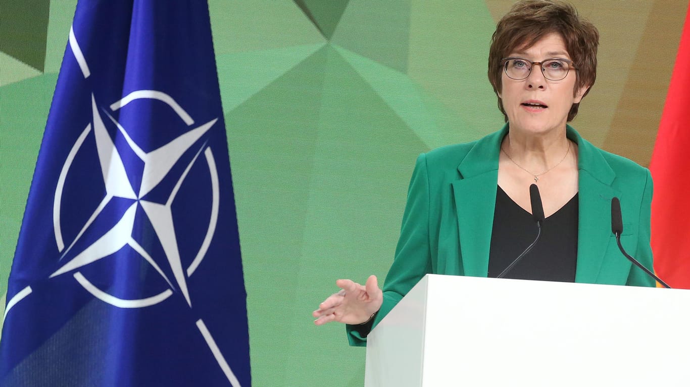 Annegret Kramp-Karrenbauer, Verteidigungsministerin: Sie will den Einsatz noch vor der Ehrung der Soldaten besprechen.