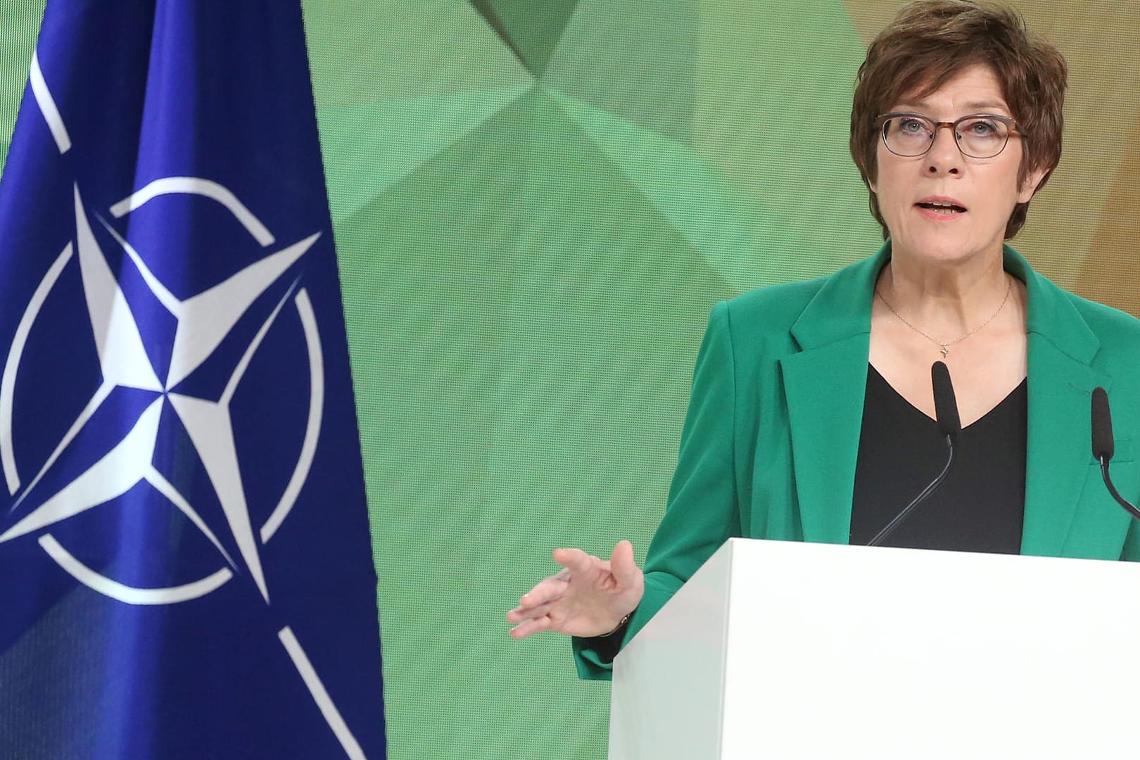 Annegret Kramp-Karrenbauer, Verteidigungsministerin: Sie will den Einsatz noch vor der Ehrung der Soldaten besprechen.