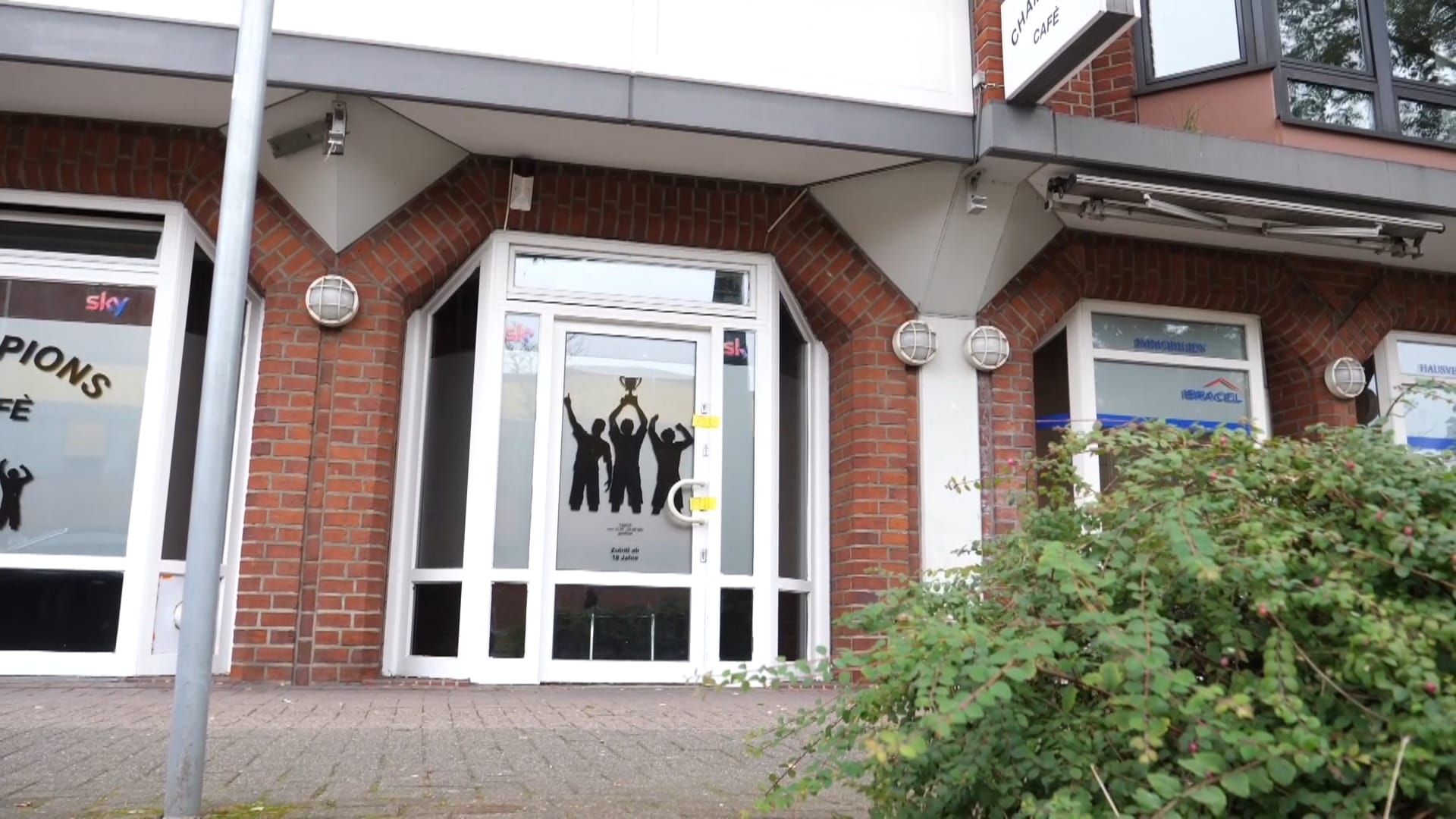 Die Gaststätte in Delmenhorst, in der der mutmaßliche Täter einen 23-Jährigen erstach: Wenig später griff er eine 27-Jährige an einem anderen Ort an.
