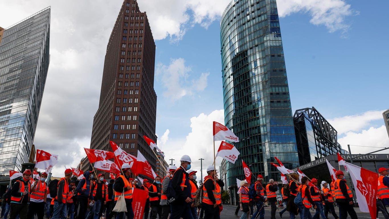 Bauarbeiter demonstrieren in Berlin: Auch nach mehreren Verhandlungsrunden konnte sich die IG Bau mit Arbeitgebern nicht einigen.