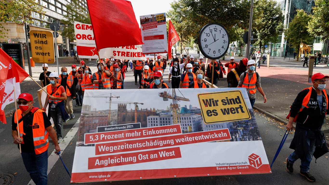 Protestzug in Berlin: Die IG BAU fordert für die Beschäftigten unter anderem 5,3 Prozent mehr Lohn und Gehalt.
