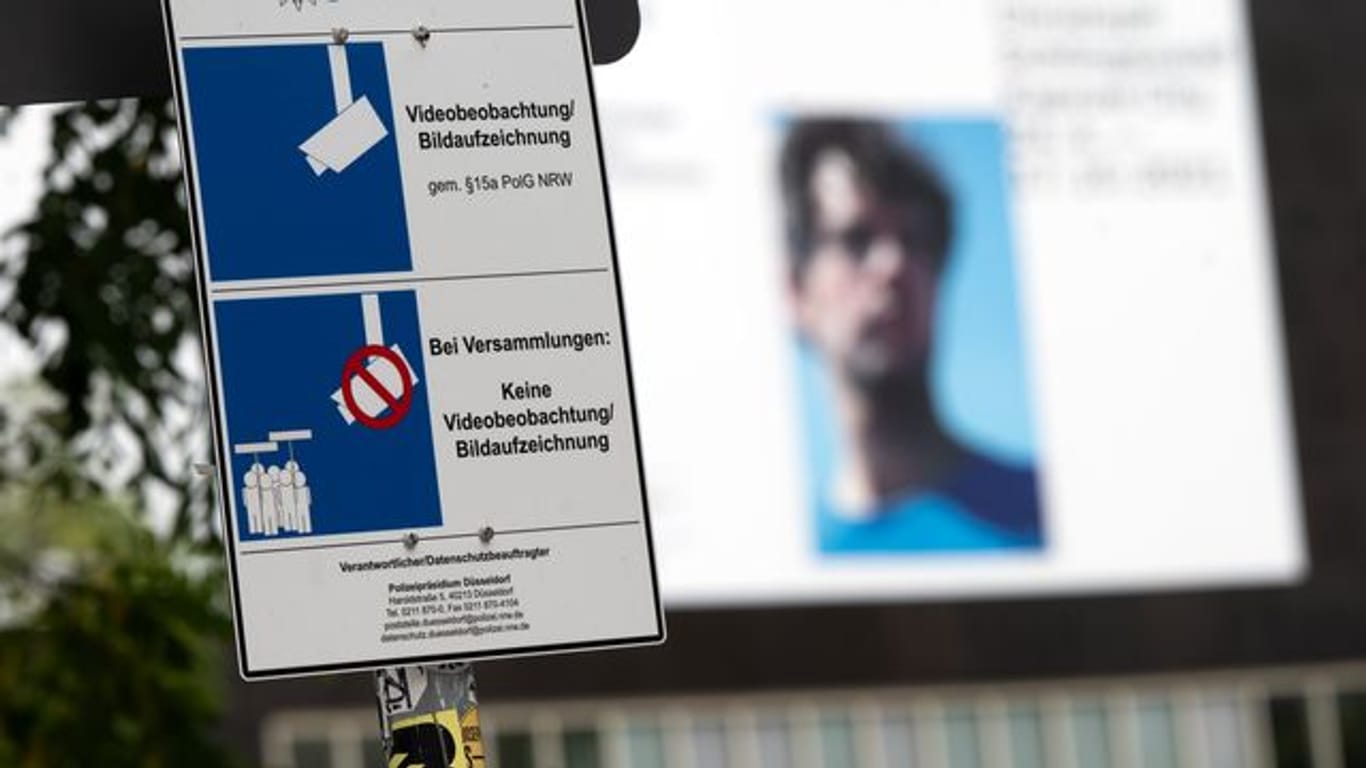 Ein Schild weist auf die Video-Überwachung in der Altstadt von Düsseldorf hin.