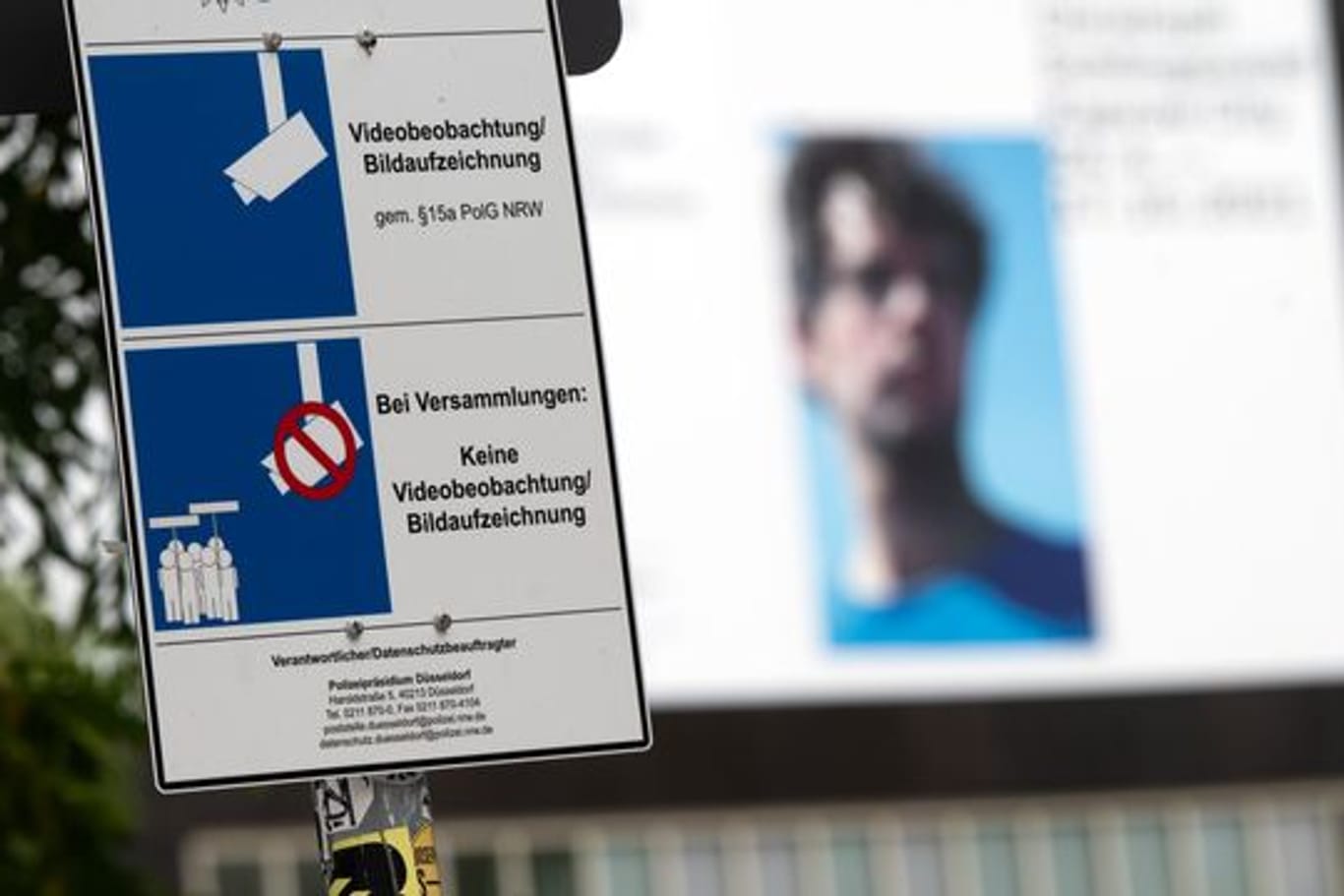 Ein Schild weist auf die Video-Überwachung in der Altstadt von Düsseldorf hin.