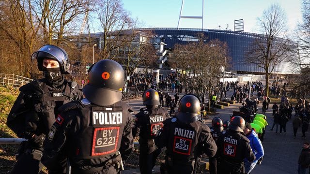 Hochrisikospiele führen erfahrungsgemäß zu einem Mehraufwand: Polizeikräfte sichern den Eingang zum Gästeblock am Weserstadion. Hochrisikospiele führen erfahrungsgemäß zu einem Mehraufwand: Polizeikräfte sichern den Eingang zum Gästeblock am Weserstadion.