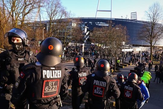 Hochrisikospiele führen erfahrungsgemäß zu einem Mehraufwand: Polizeikräfte sichern den Eingang zum Gästeblock am Weserstadion.