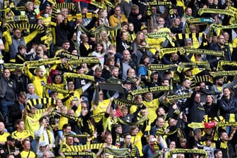 Volles Haus (Archivbild): In der Pandemie blieben Fußballfans und Spieler häufig getrennt, das wirkte sich auch finanziell auf die Vereine aus.