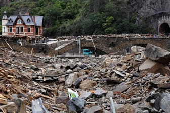 Flutschäden an einer Eisenbahnbrücke in der Ortschaft Altenahr (Symbolbild): Der Wiederaufbau nach der Flutkatastrophe könnte länger dauern als zunächst gedacht.